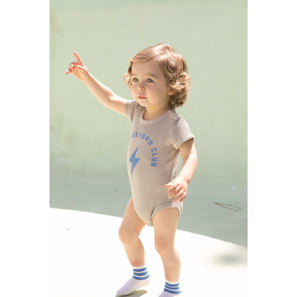 Baby Body Short Sleeve | Light Brown With "backyard" Print